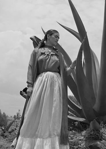 3AP7744 - TONI FRISSELL - Frida Kahlo standing next to an agave plant
