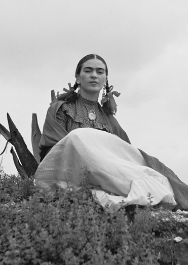 3AP7745 - TONI FRISSELL - Frida Kahlo seated in the desert