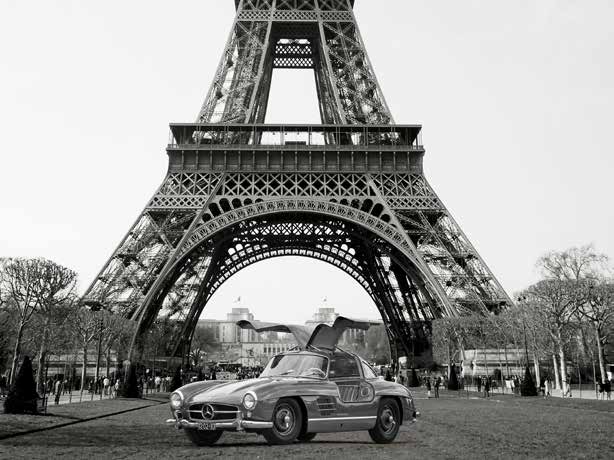 3AP5593 - Gasoline Images - Roadster under the Eiffel Tower (BW)