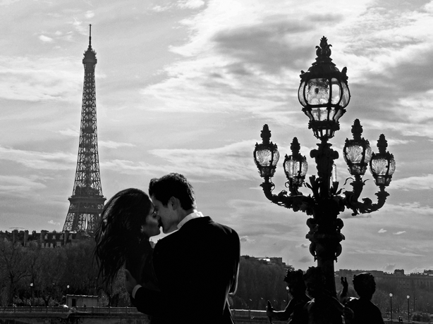 3AP5598 - Julian Lauren - A Kiss in Paris