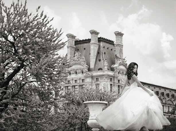 3AP5618 - Haute Photo Collection - Young Woman at the Chateau de Chambord (BW)